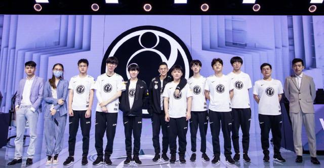 球员之间拥 球员之间拥